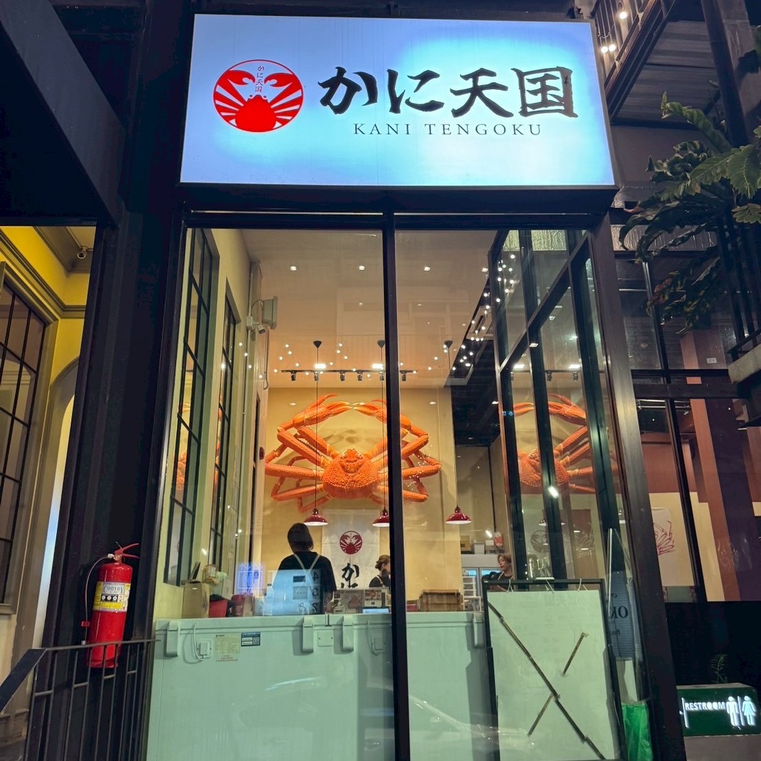 Exterior view of Kani Tengoku (かに天国) restaurant in Thong Lor, Bangkok. Photo by Kaori Kondo.