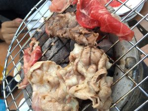 Best Beef Sukhumvit 卓上炭火BBQの食事風景