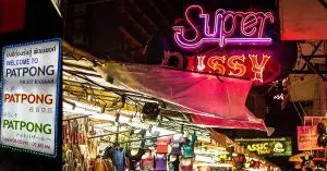 Patpong,Patpong Night Bazaar,パッポン,パッポンナイトマーケット,パッポンナイトバザール,市場,ナイトマーケット,タニヤ,お土産,屋台,観光,スポット,アジアハーブアソシエーション,ナラヤ,Naraya,ボッタくり,バー,レストラン,飲食店,ゴーゴーバー,レディボーイ,ニューハーフ,ゴーゴーボーイ,ゲイ,行き方,タクシー,BTS,説明,住所
