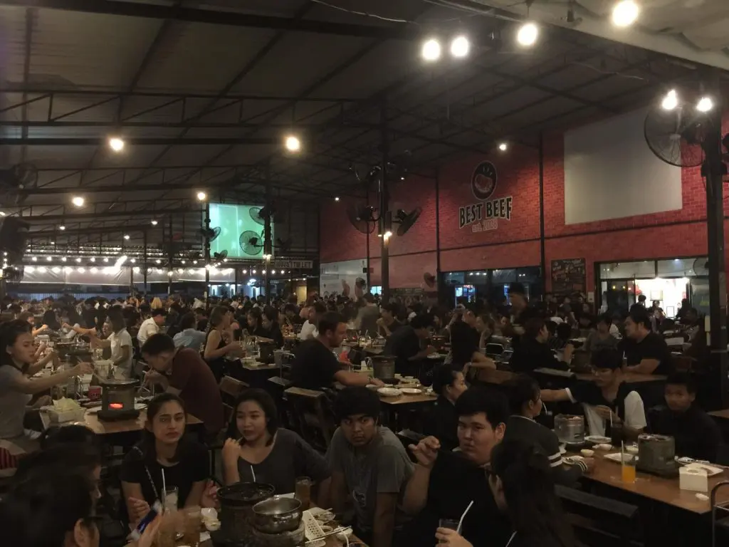 Best Beef Sukhumvit 食事風景(ビュッフェのグループ利用)