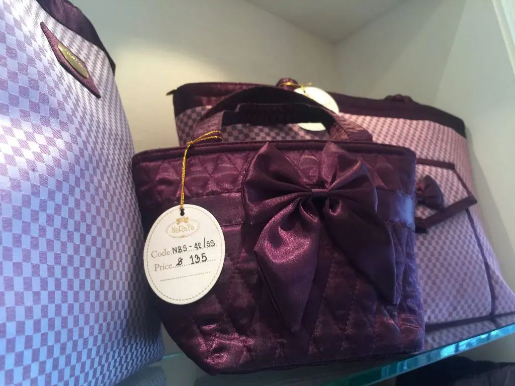 タイ旅行,バンコク旅行,ナラヤ,エメラルド寺院,ワットプラケオ,王宮,王宮寺院,観光,ショッピング,バンコク,お土産,リボンバッグ,NaRaYa,両替,コンビニ