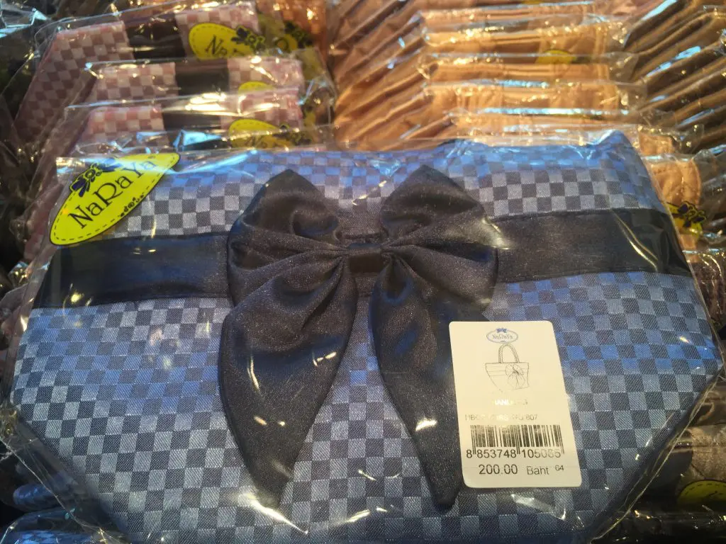 タイ旅行,バンコク旅行,ナラヤ,エメラルド寺院,ワットプラケオ,王宮,王宮寺院,観光,ショッピング,バンコク,お土産,リボンバッグ,NaRaYa,両替,コンビニ