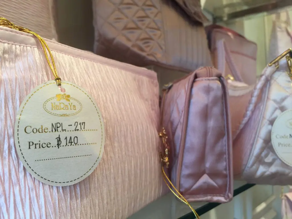 タイ旅行,バンコク旅行,ナラヤ,エメラルド寺院,ワットプラケオ,王宮,王宮寺院,観光,ショッピング,バンコク,お土産,リボンバッグ,NaRaYa,両替,コンビニ