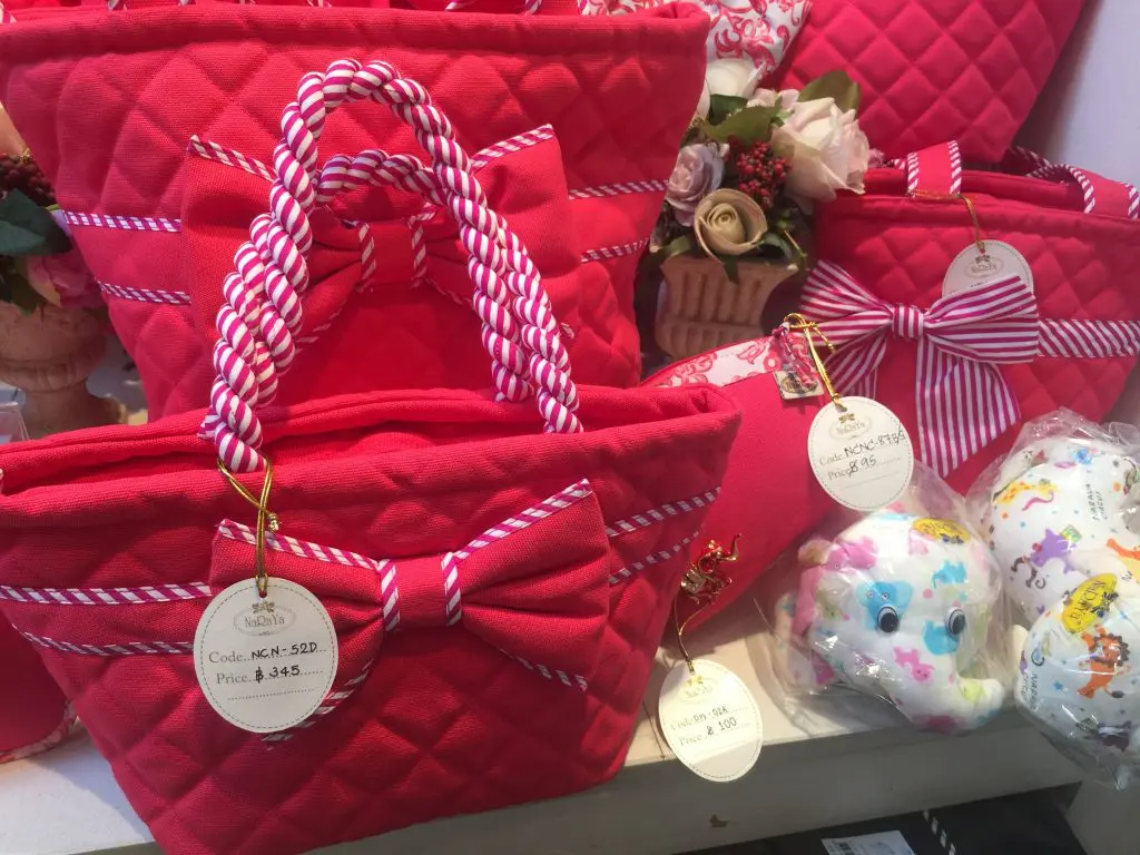 タイ旅行,バンコク旅行,ナラヤ,エメラルド寺院,ワットプラケオ,王宮,王宮寺院,観光,ショッピング,バンコク,お土産,リボンバッグ,NaRaYa,両替,コンビニ