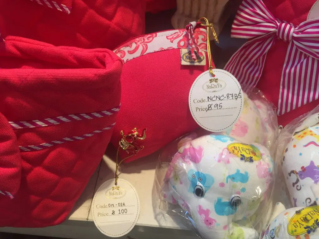 タイ旅行,バンコク旅行,ナラヤ,エメラルド寺院,ワットプラケオ,王宮,王宮寺院,観光,ショッピング,バンコク,お土産,リボンバッグ,NaRaYa,両替,コンビニ