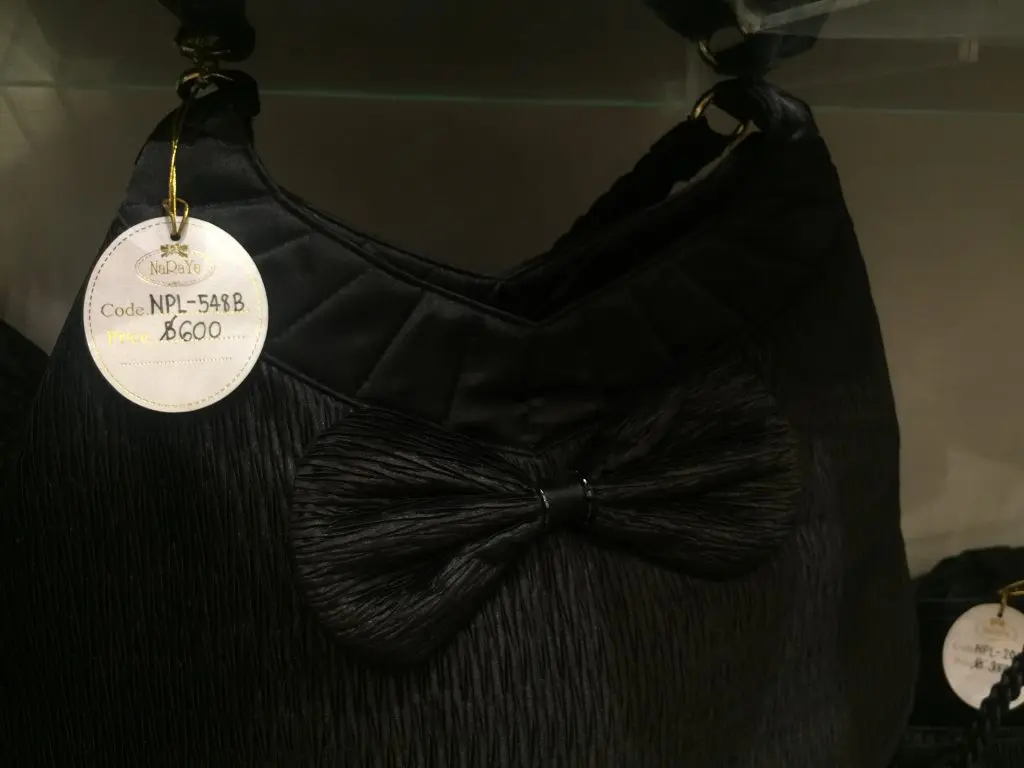 タイ旅行,バンコク旅行,ナラヤ,エメラルド寺院,ワットプラケオ,王宮,王宮寺院,観光,ショッピング,バンコク,お土産,リボンバッグ,NaRaYa,両替,コンビニ