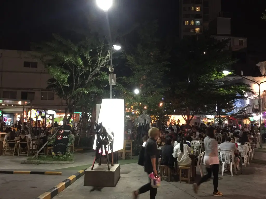 W Market,バンコク,おすすめ,ビアガーデン,プラカノン,プラカノン広場,おいしい,ビアホール,屋外,レストラン,スクンビット,W District