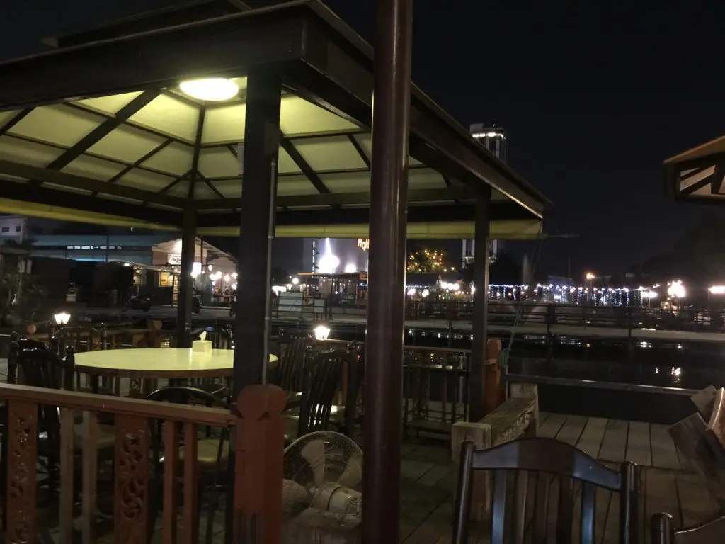 シーナカリンの観光スポット 有名なタラートロットファイ の近くにあるおすすめのタイ料理レストラン。Gai Yang Klang Bueng(ガイヤーン・クラーン・ブン ガイヤーン(タイ風の焼き鳥)がおいしい。10バーツで池にいるナマズに餌をあげてタンブンも。近くに東急百貨店やシーコン・スクエア・ショッピングセンター