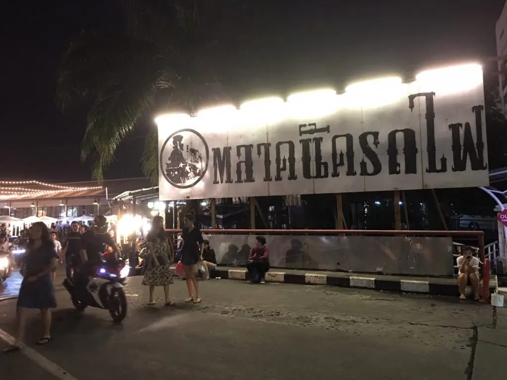 Talat Rotfai Ratchada,タラートロットファイ・ラチャダー,タイ,バンコク,ナイトマーケット,市場,ラチャダー,タイランドカルチャーセンター駅,行き方,説明,住所
