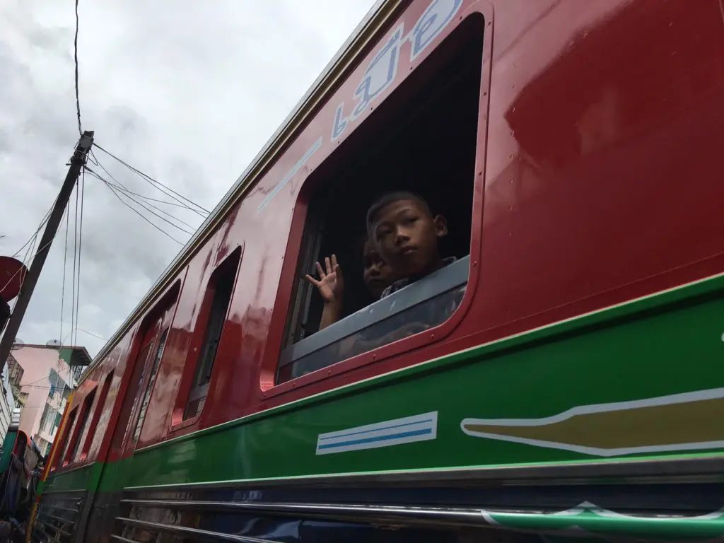 Mae Klong Market,メークロン市場,鉄道市場,タイ,バンコク,旅行,観光,おすすめ,行き方,住所,地図,説明,時刻表
