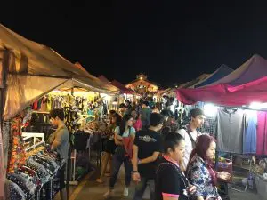 ตลาดนัดรถไฟ ศรีนครินทร์,タイ,バンコク,観光,スポット,おすすめ,買い物,市場,ナイトマーケット,タラートナット ロットファイ・シーナカリン,talat nat rotfai srinakarin