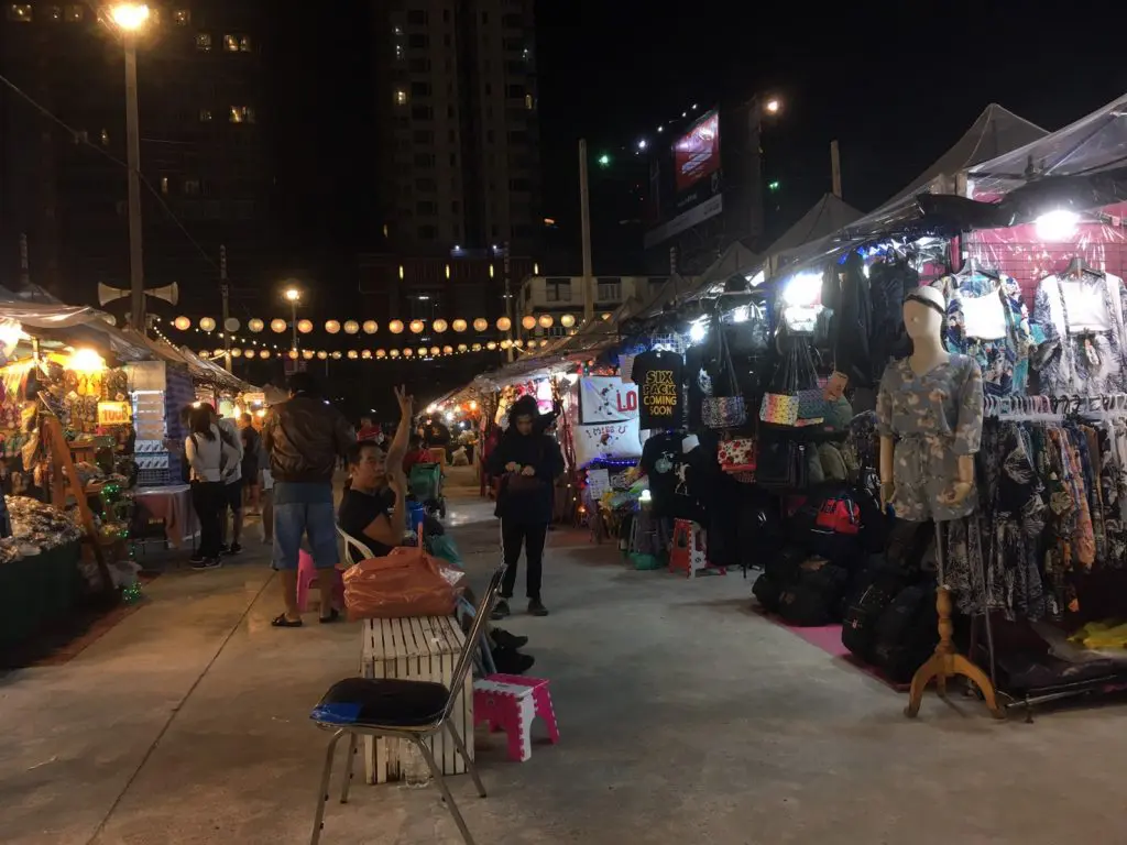 TALAD Neon,TALAD Neon Night Market,タラートネオン,タラート ネオン ナイトマーケット,タイ,バンコク,ナイトマーケット,市場,観光スポット,チットロム駅,ペップリ通り