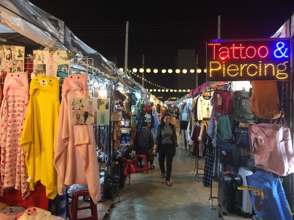 TALAD Neon,TALAD Neon Night Market,タラートネオン,タラート ネオン ナイトマーケット,タイ,バンコク,ナイトマーケット,市場,観光スポット,チットロム駅,ペップリ通り