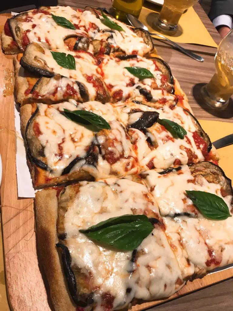 Pizza Pala Romana アソークのピザ