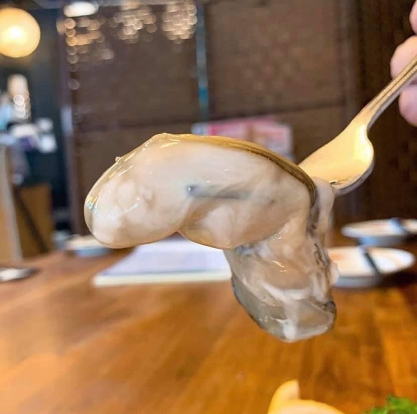 プロンポン 居酒屋 原始焼き Soi26店 日本直送 生ガキ 別カット