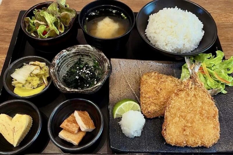 はかた珈琲のアジフライ定食：揚げたてアジフライと副菜が揃った和定食セット