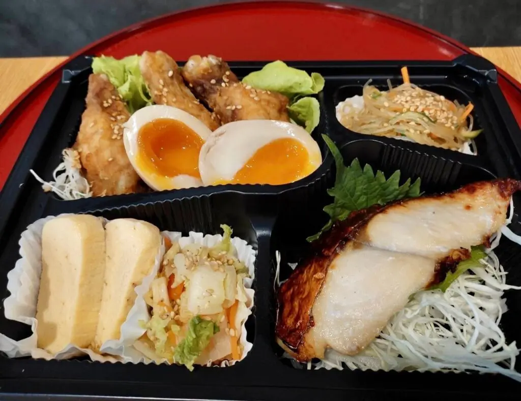 近藤かおりのレビュー:日替わり鶏手羽元の名古屋風&煮玉子、銀ヒラス西京漬け、春雨サラダ柚子胡椒風味、だし巻き、漬物、ご飯、味噌汁(350B)の画像