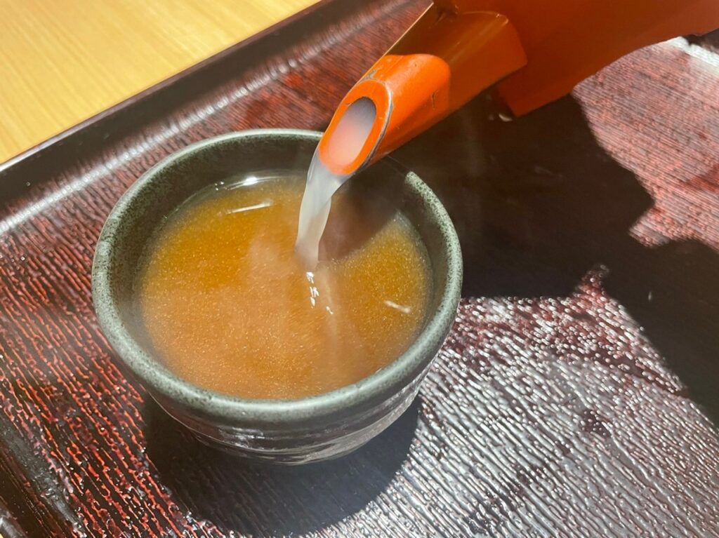 そば湯を注ぐシーン（近藤かおりさんのレビュー）