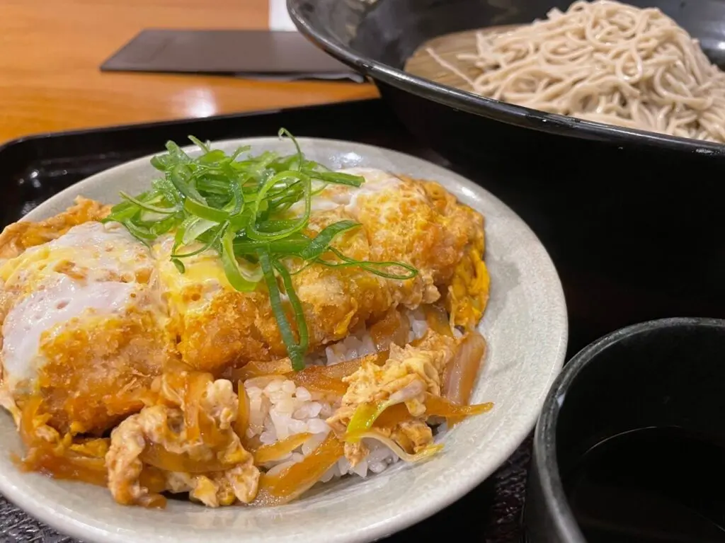生そばあずま かつ丼セットと冷やしそば(近藤かおりレビュー)
