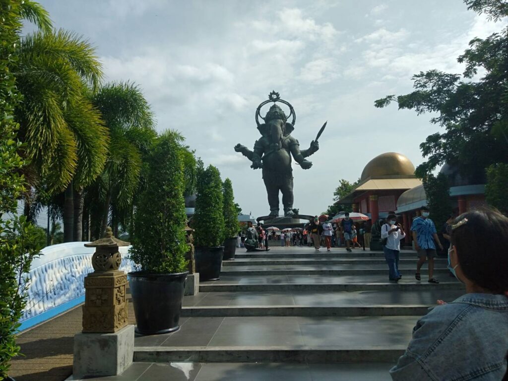 チャチュンサオの巨大な立像ガネーシャの遠景写真