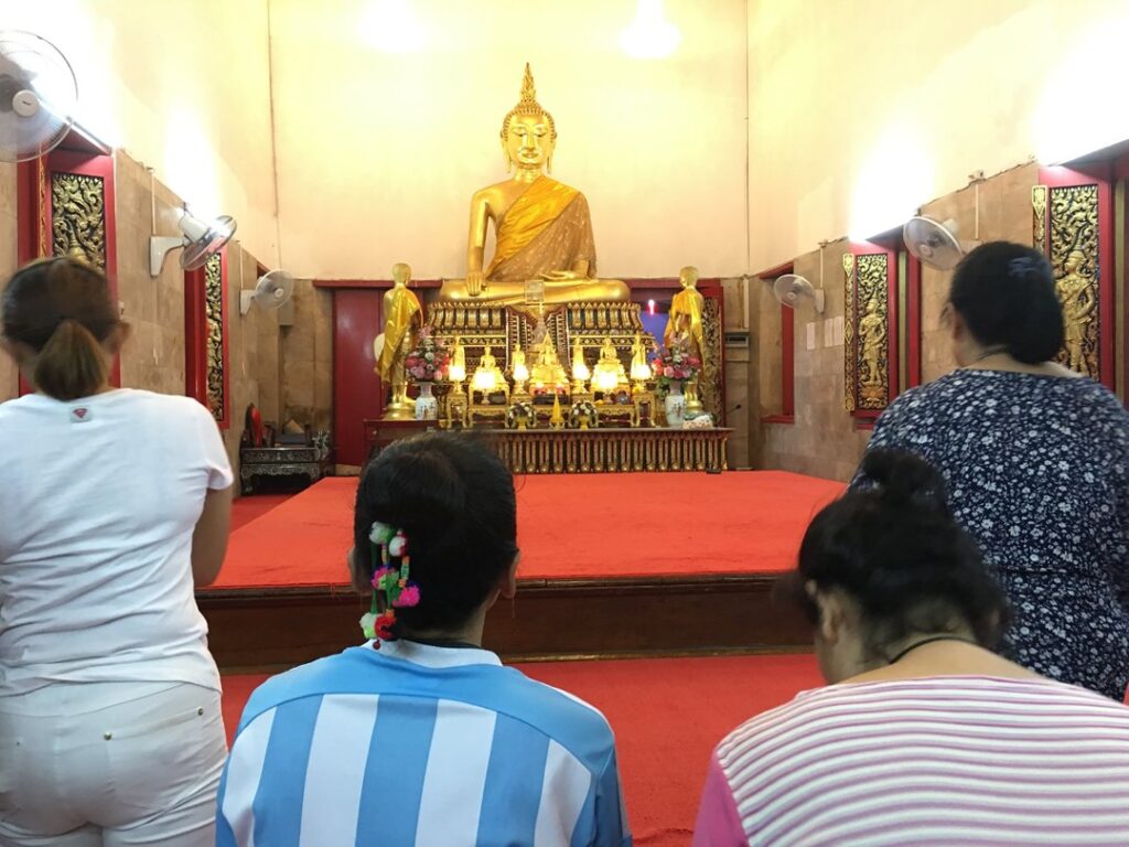 ワット・マハーボディー（オンヌット）：緑に囲まれた静かな仏教寺院の境内風景