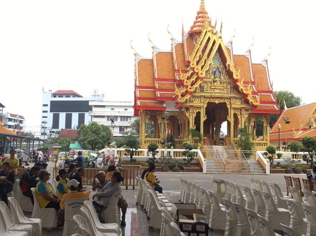 ワット・マハーブット（オンヌット）：メーナーク伝説で知られる仏教寺院の外観