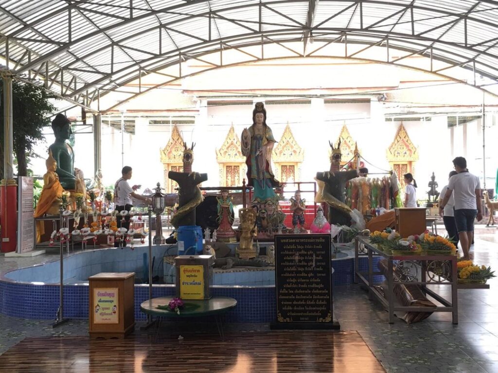 ワット・マハーブット：メーナーク祠と供え物が並ぶ境内の様子