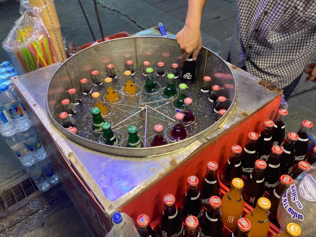 夜の屋台のようす タイならではの回転式コーラ