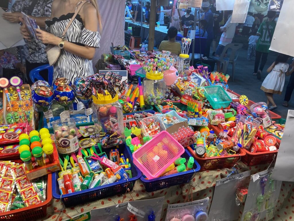 夜の屋台のようす 懐かしの駄菓子屋もあります。