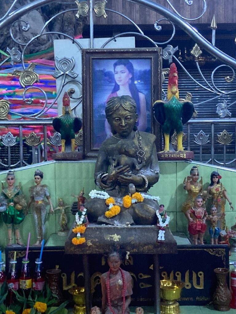 ワット・マハーブット：メーナーク祠の前に供え物が並ぶ参拝エリアの様子