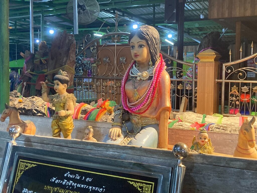 ワット・マハーブット：メーナーク祠の参拝エリアと供え物が並ぶ境内の様子