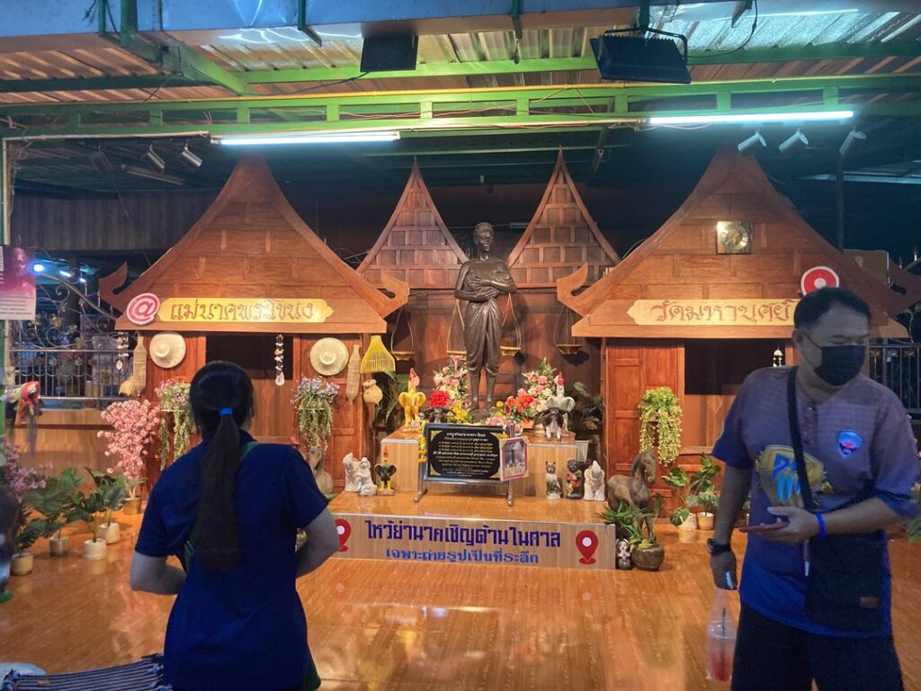 ワット・マハーブット：メーナーク祠の内部と参拝エリアの様子