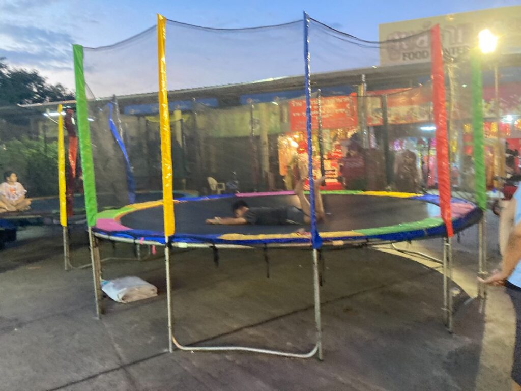 夜の屋台のようす 遊具もあります。