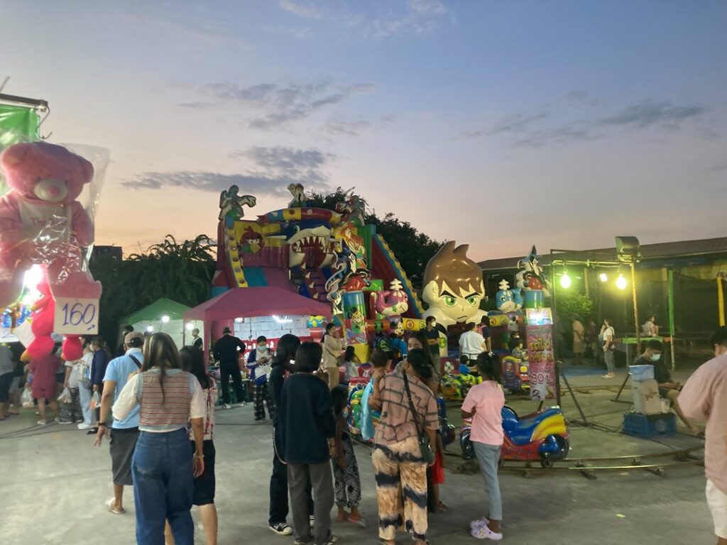 夜の屋台のようす 遊具もあります。