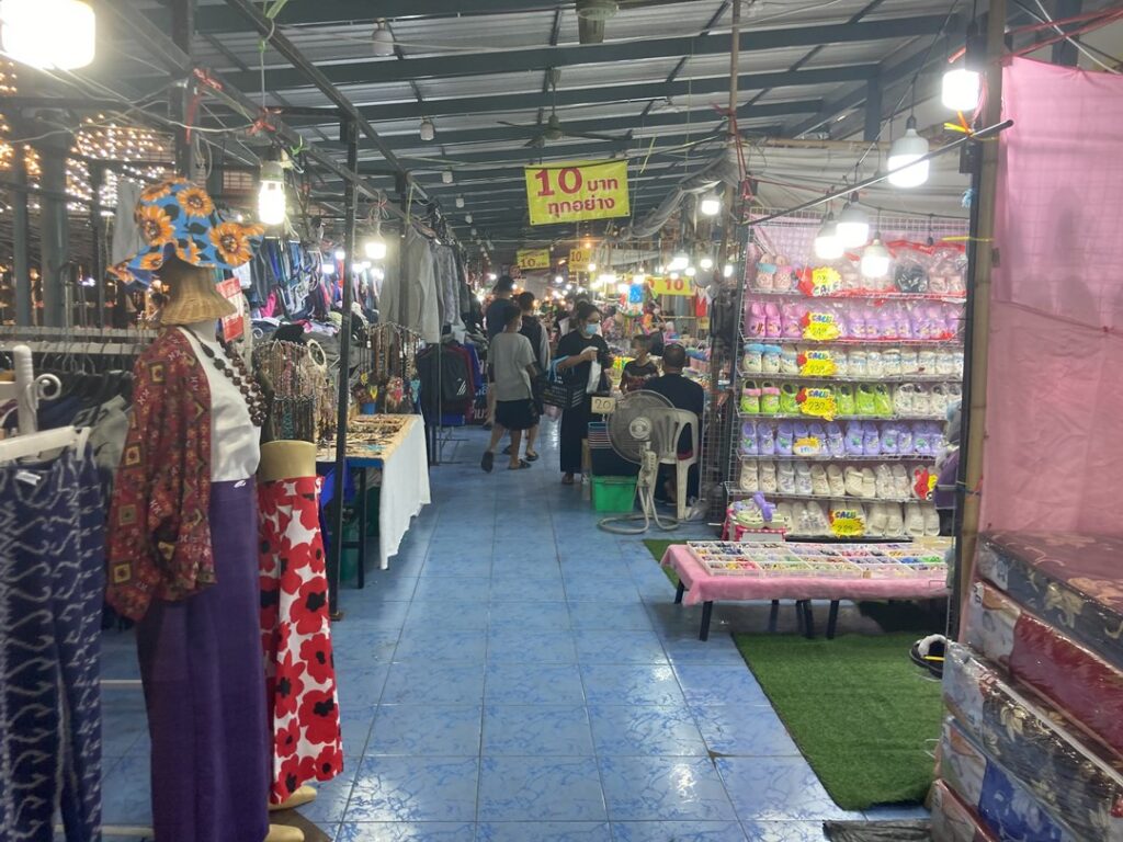 夜の屋台のようす