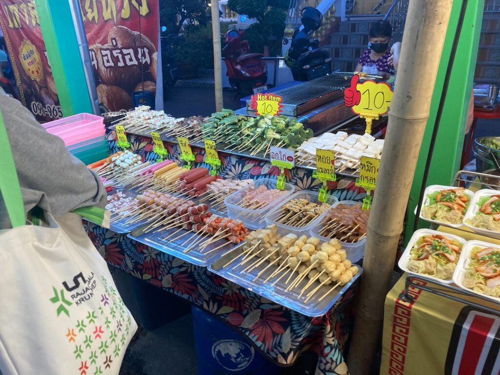 ワット・マハーブット境内の唐揚げ屋台：揚げ物が並ぶ調理台と営業中の様子