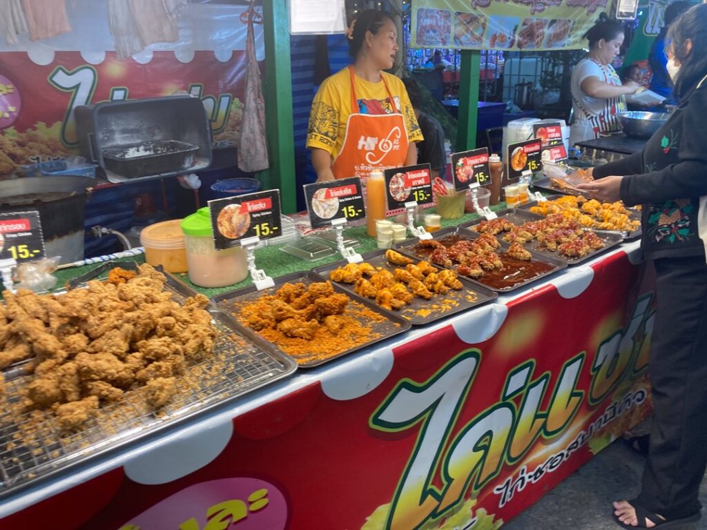 ワット・マハーブット境内の唐揚げ屋台：揚げ物を販売するテント式屋台