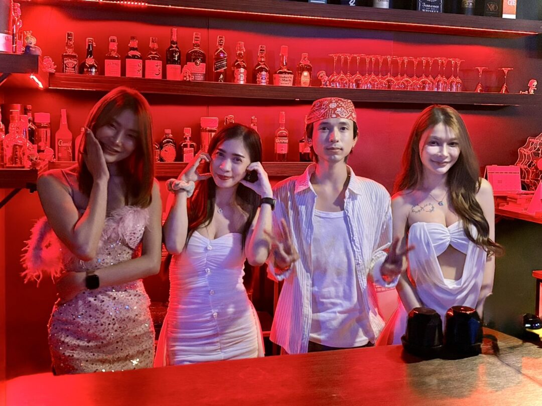 バンコク・トンローソイ13「1st Sports & Game bar」の店内で撮影されたスタッフ写真。ダーツ・ビリヤード完備のスポーツバー。