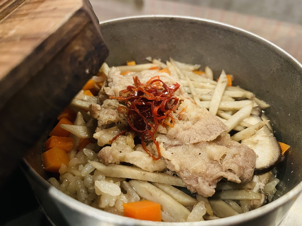 牛肉とごぼうの釜めし