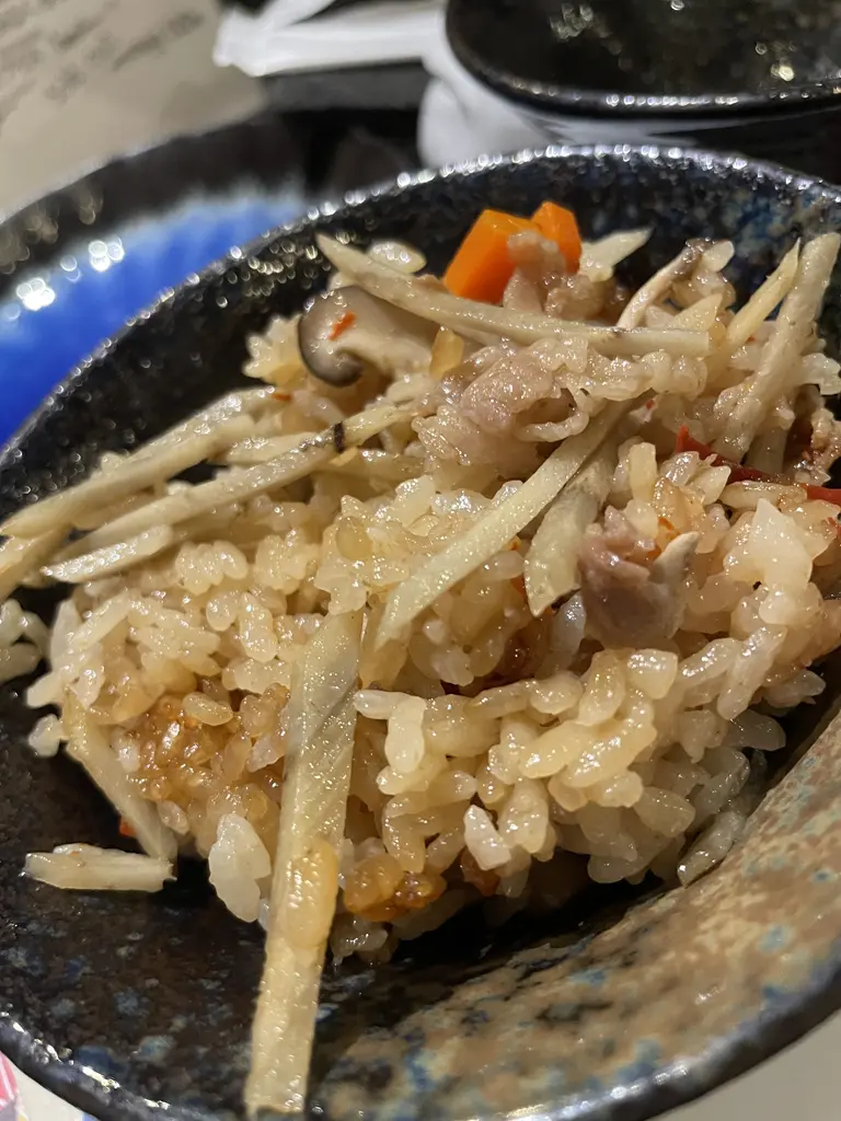 お店のおすすめ、牛肉とごぼうの釜めしは最高に美味しいです。食べたことの無い方は是非食べてみてください。