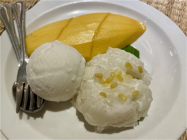 タイ旅行で食べておきたいスイーツ。タイの伝統的なデザート もち米とマンゴーのカオニャオ マンムアン