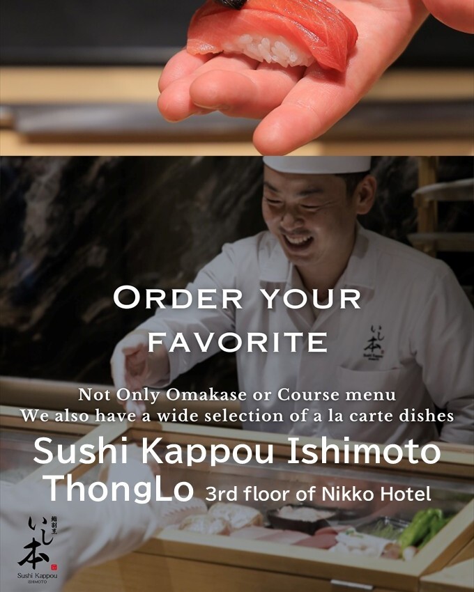 寿司を手に取るシェフとカウンターで調理する様子（Sushi Kappou Ishimoto・トンロー日航ホテル）