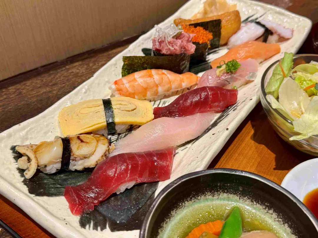 バンコクプロンポンエリアにある鮨凛のランチ 握り寿司大盛セット 520B