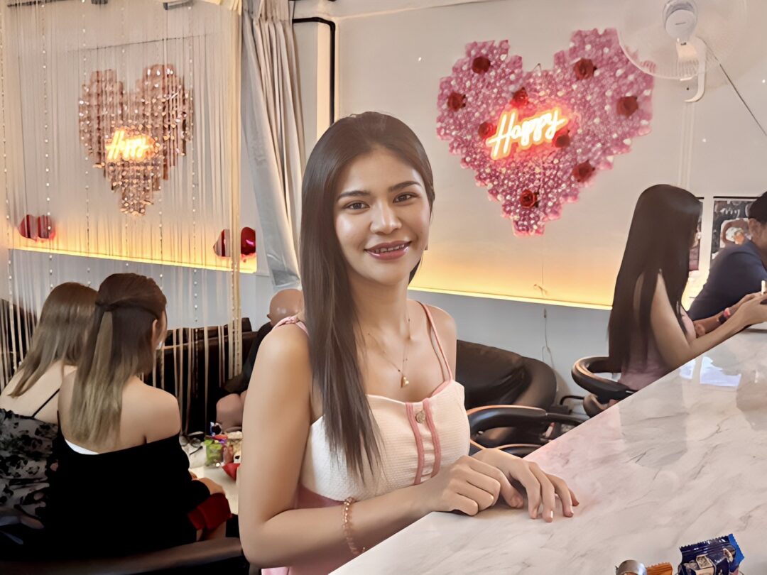 スタッフ紹介。アソークヤングプレイスにあるスナックClub Muu 