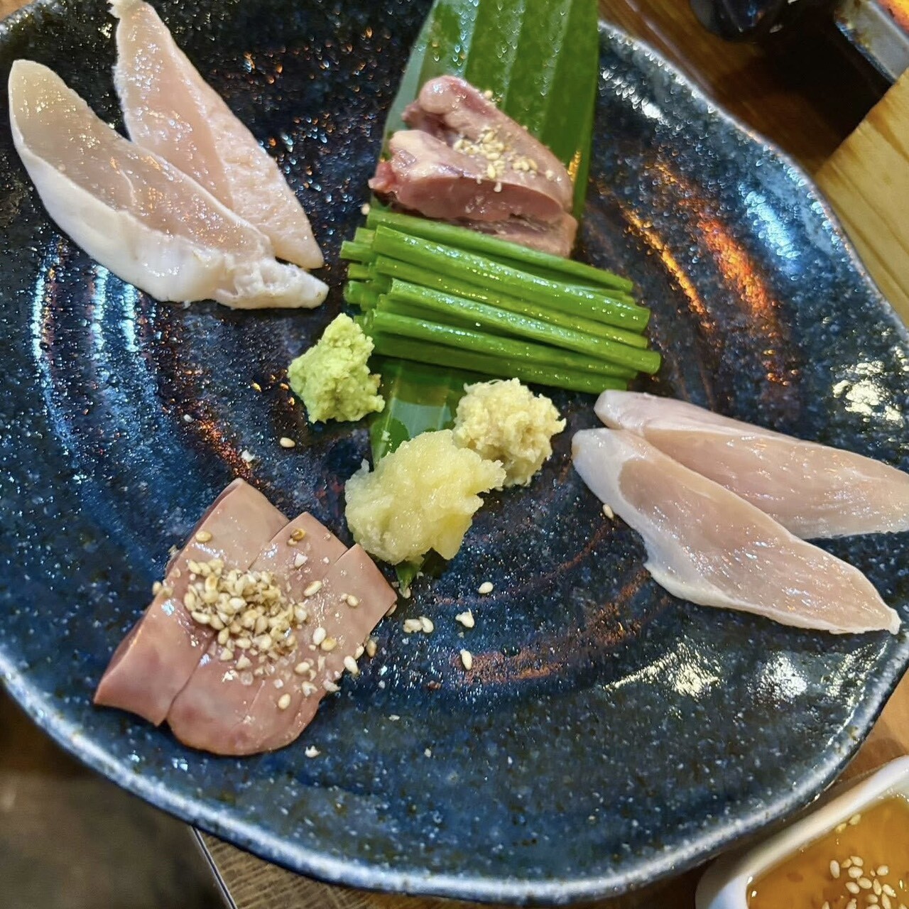 朝引き鶏刺し4種盛り 90฿ 本日のおすすめの筈が、大人気すぎて定番メニューになっているそうです。