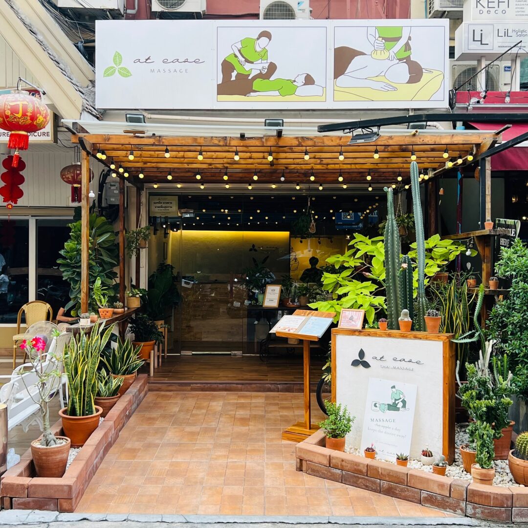 バンコク・プロンポンのマッサージ店「at ease」の店舗外観。緑に囲まれた落ち着いた雰囲気の入り口。