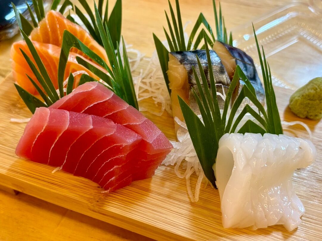 恵美須商店ラプラオ店の刺身盛り合わせ（サーモン・マグロ・サバ・イカ）