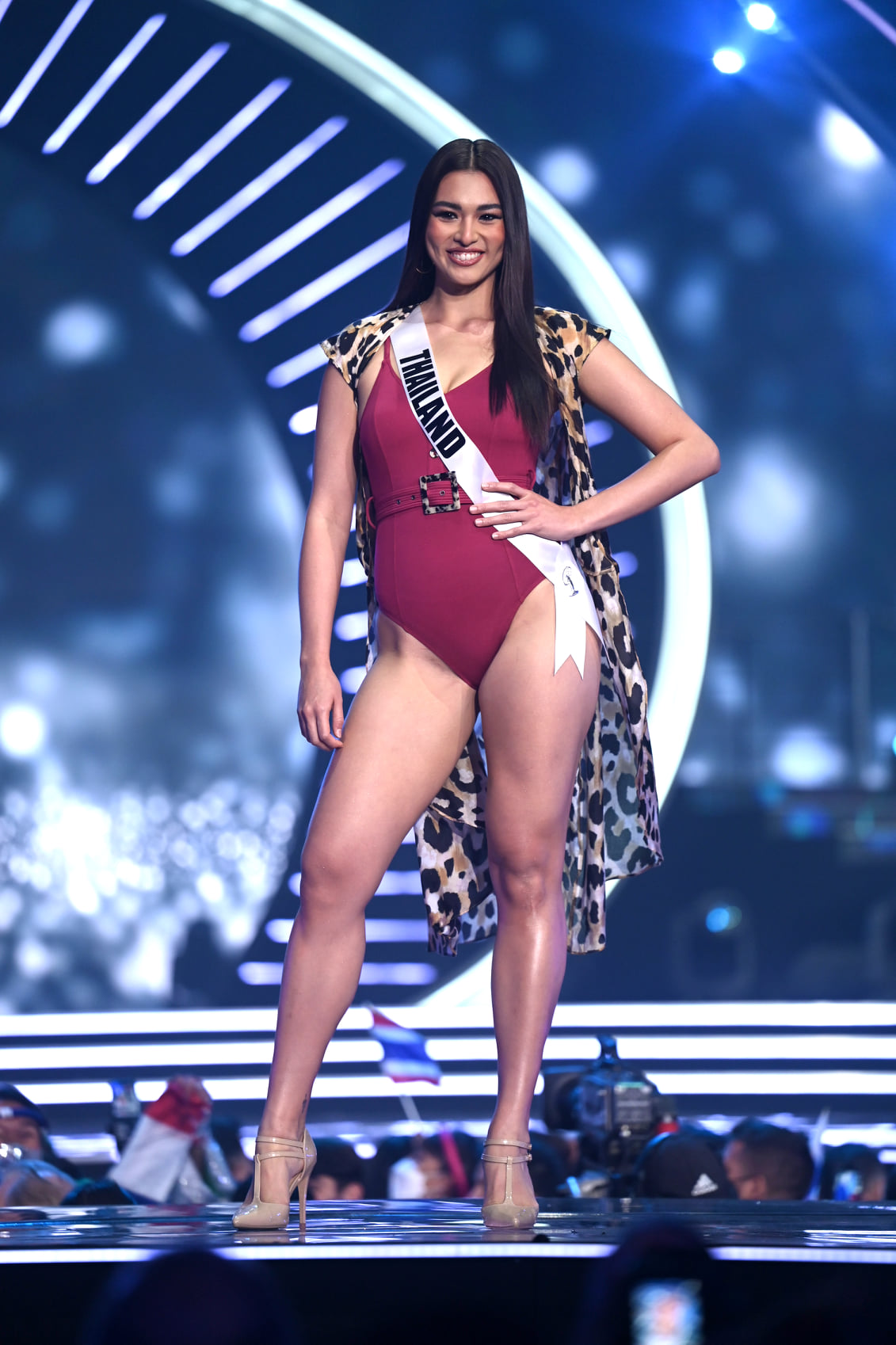 Miss Universeのサッシュをかけた2021年タイランド代表のアンチリー・スコット・ケミスさん