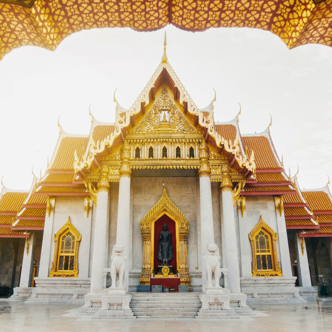 その名の通り、巨大な涅槃仏（寝釈迦仏）で世界的に有名な寺院です。はじめてのタイ旅行の方をだけでなくタイに来たら一度は行っておきたい観光名所です。