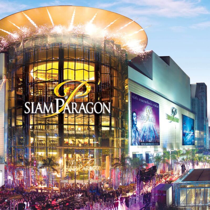 バンコク・ラグジュアリーショッピングモール「サイアムパラゴン」のガラス張りの外観。Siam駅すぐそばに立つ巨大複合施設。